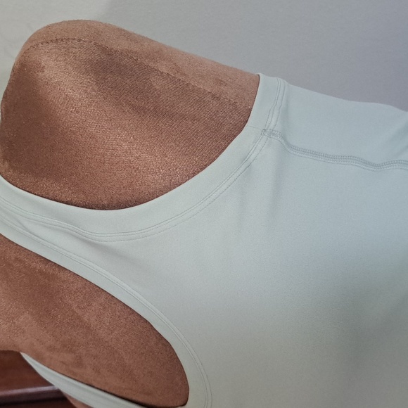 NWT HALARA Round Neck Racerback Fitted Sleeveless Tank Top Size M Light Green - Picture 4 of 8